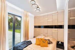 2 habitaciones y tabla de planchar con plancha 