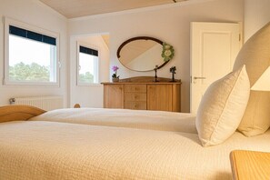 2 chambres, bureau, fer et planche à repasser, accès au Wi-Fi (inclus)