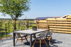 Outdoor dining - Apartment in Hollum with swimming pool (Hollum)