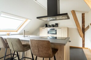 Fridge, microwave, oven, stovetop - Apartment in Hollum with swimming pool (Hollum)