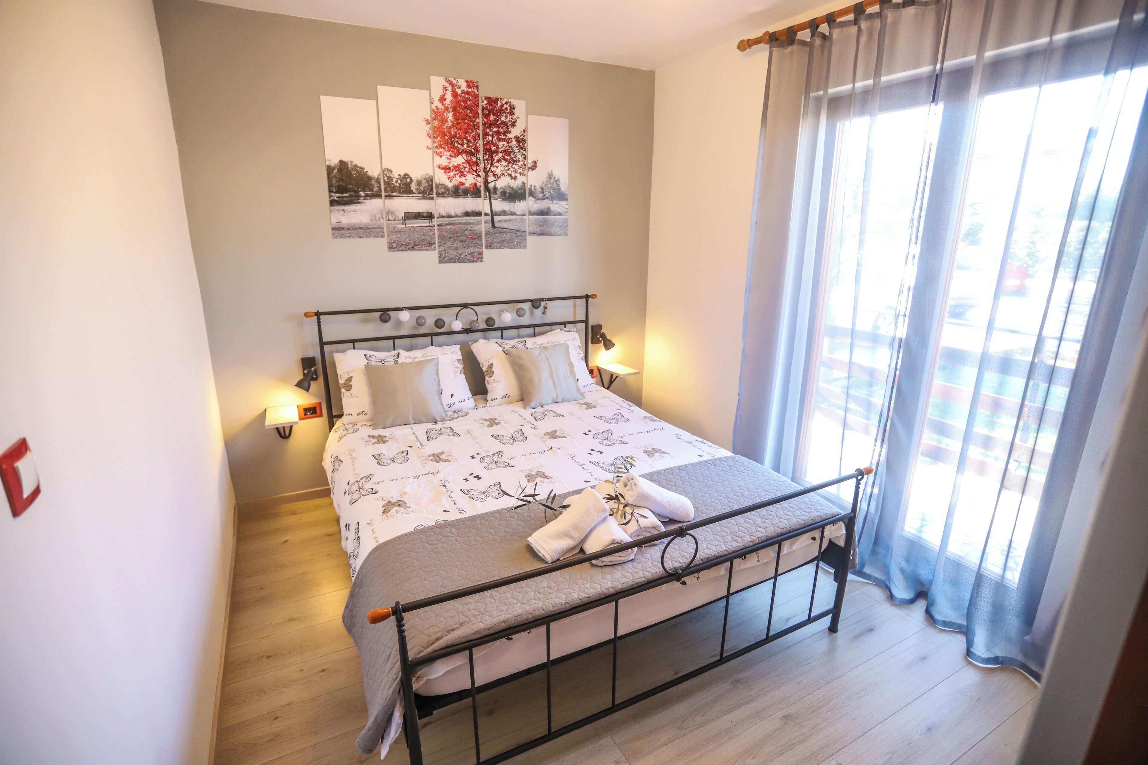 2 bedrooms, iron/ironing board, internet, bed sheets