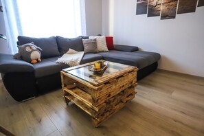 Living area - Ferienwohnung mit großem Garten, Grill & Parkplatz – nur 5 Min. zum Meer (porec)