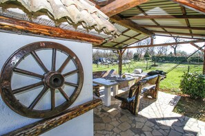 Outdoor dining - Ferienwohnung mit großem Garten, Grill & Parkplatz – nur 5 Min. zum Meer (porec)