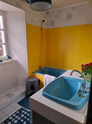 A bathroom with a blue sink, a shower, and a window. - AU 15 : charming house with garden, 3 bedrooms 3 bathrooms 6 km from the beach, animals ok (Quettreville-sur-Sienne)