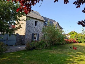 Exterior - AU 15 : charming house with garden, 3 bedrooms 3 bathrooms 6 km from the beach, animals ok (Quettreville-sur-Sienne)