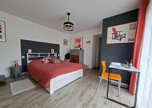 A bedroom with a bed, a desk, and a chair. - AU 15 : charming house with garden, 3 bedrooms 3 bathrooms 6 km from the beach, animals ok (Quettreville-sur-Sienne)