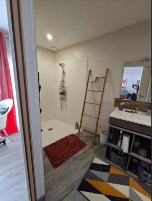 Shower, hair dryer, towels, soap - AU 15 : charming house with garden, 3 bedrooms 3 bathrooms 6 km from the beach, animals ok (Quettreville-sur-Sienne)