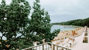 A beachside venue with outdoor seating and a view of the water. - Heikendorf Junior Suite-Sea side by Belvillla (Heikendorf)