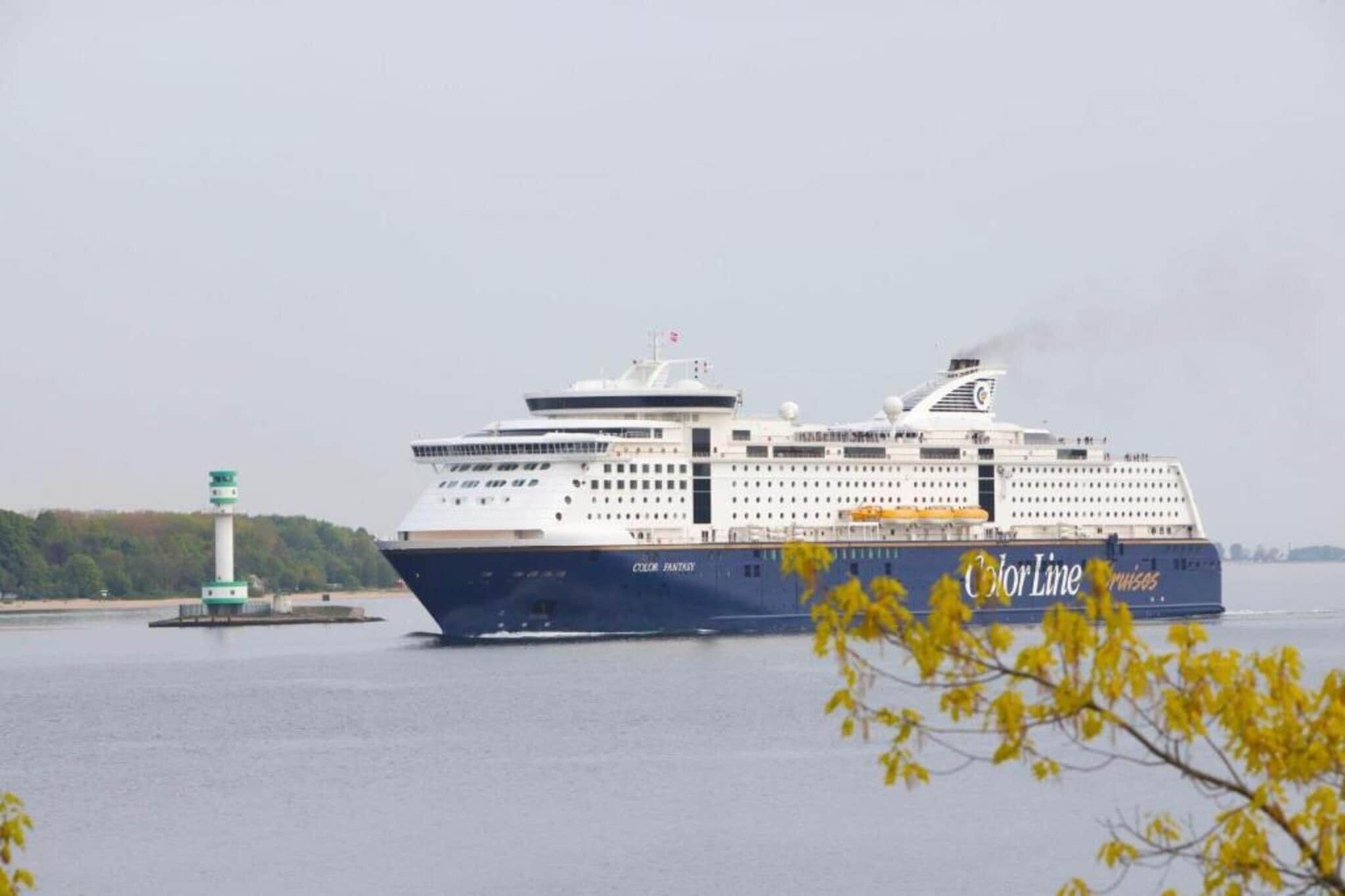Suuri risteilyalus, jossa on useita kansia ja selkeästi näkyvässä paikassa oleva «Color Line» -logo.
