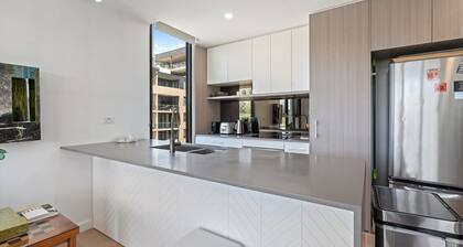 Elegant 3-Bed Apt with Park Views in Campbell