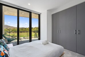 3 bedrooms, desk, iron/ironing board, Internet