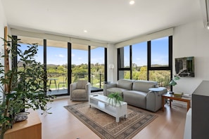 Smart TV, offices - Elegant 3-Bed Apt with Park Views in Campbell (Campbell)