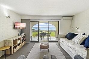 Smart TV - Beachside Apartment Overlooking Casey’s Beach (Batehaven)