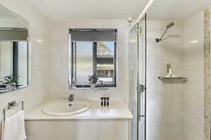 Hair dryer, towels - Beachside Apartment Overlooking Casey’s Beach (Batehaven)