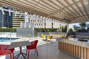 Outdoor dining - Brisbane City Retreat with Private Balcony (Brisbane City)