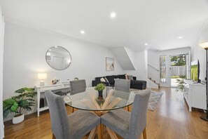 Smart TV, offices - Bright 3-Bed Home Near Maroochydore Beach (Maroochydore)