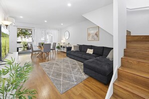 Smart TV, offices - Bright 3-Bed Home Near Maroochydore Beach (Maroochydore)
