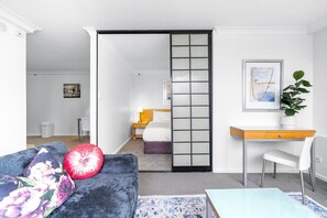Smart TV, offices - Bright Inner-City Stay Near Roma Street (Brisbane City)