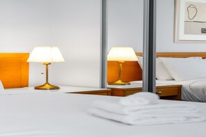 1 bedroom, desk, iron/ironing board, Internet - Bright Inner-City Stay Near Roma Street (Brisbane City)