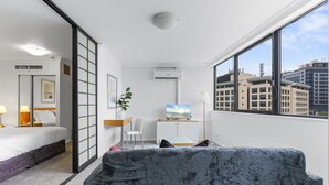 Una camera d'albergo moderna con un letto, una scrivania e una televisione.