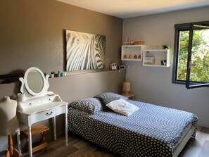 5 bedrooms, iron/ironing board, Internet, bed sheets - Attractive architect-designed house in a village near Bayonne. (Mouguerre)