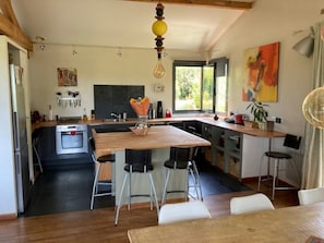 Private kitchen - Attractive architect-designed house in a village near Bayonne. (Mouguerre)