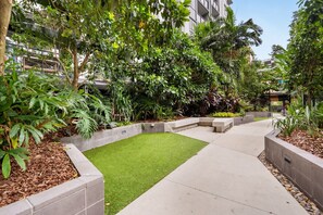 Property grounds - Bright 2-Bed Apartment in Bowen Hills (Bowen Hills)
