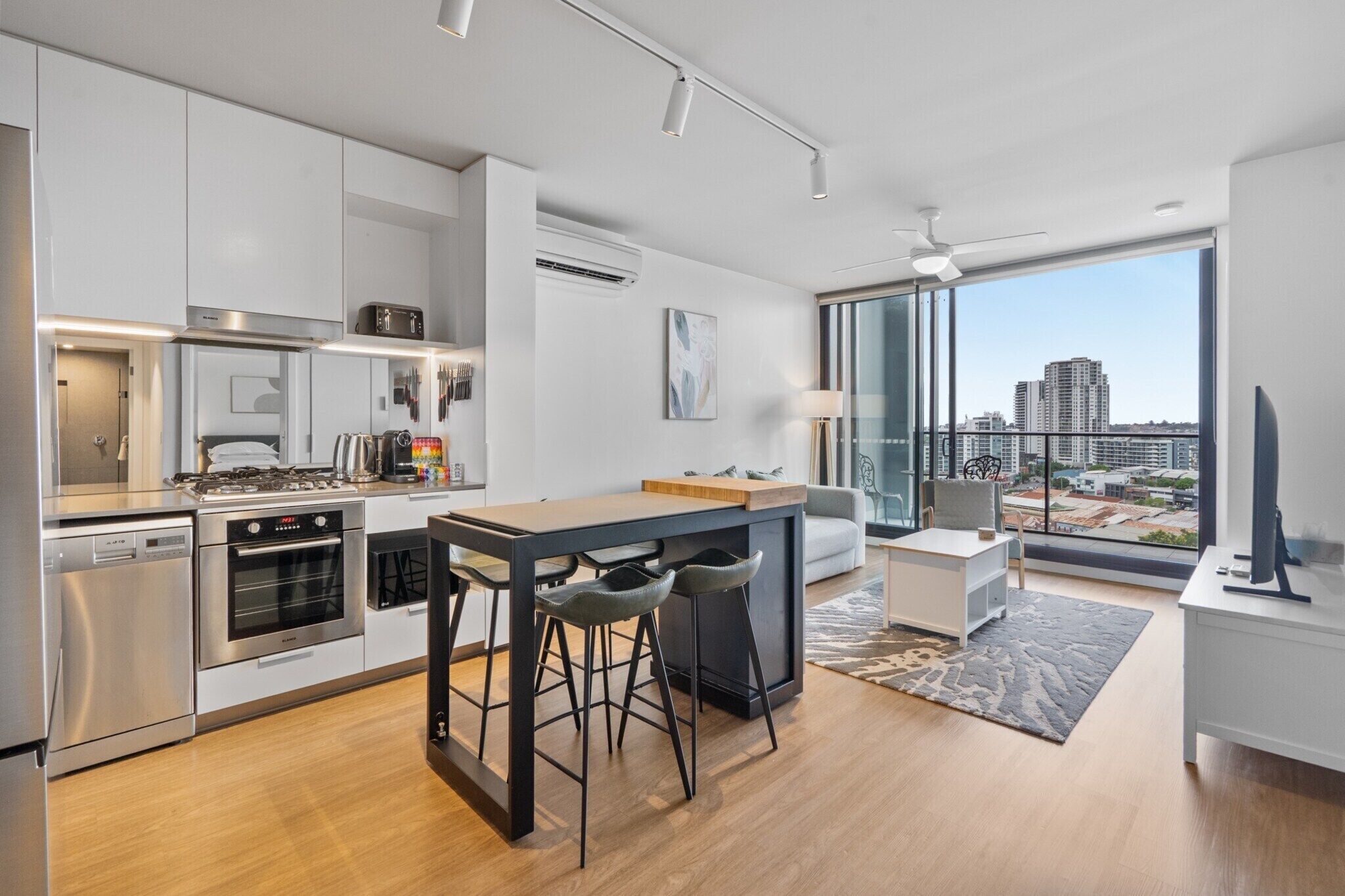 Kühlschrank, Mikrowelle, Ofen, Herdplatte