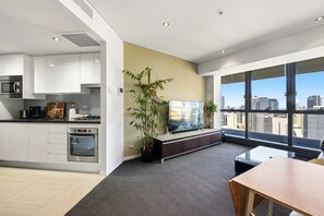 Fridge, microwave, oven, stovetop - Central Brisbane Stay with Gym and Pool Access (Brisbane City)