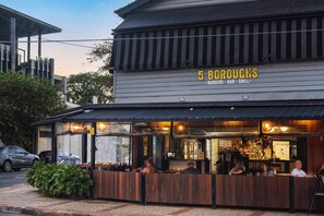 Bar (on property) - Quaint Townhouse in Bustling Locale (Ascot)