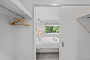 2 bedrooms, iron/ironing board, Internet, bed sheets - Quaint Townhouse in Bustling Locale (Ascot)