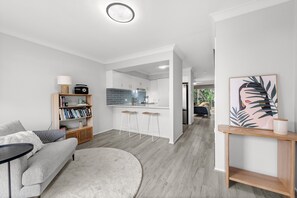 Smart TV - Quaint Townhouse in Bustling Locale (Ascot)