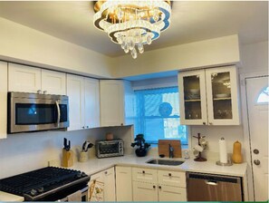Private kitchen - Patterson Park Gem, Walk Everywhere (Baltimore)
