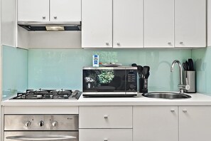 Fridge, microwave, oven, stovetop - Bright 2-Bed Apartment in South Yarra (South Yarra)