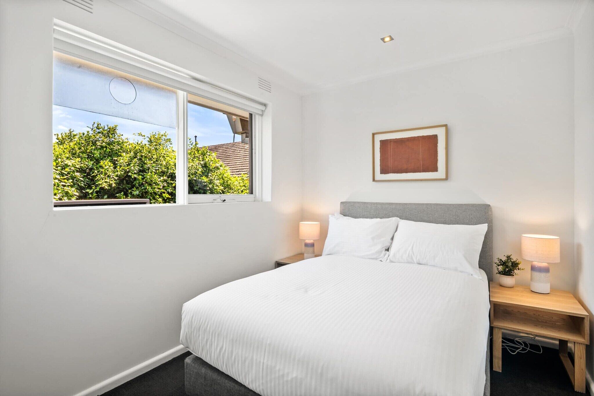 2 عدّة غرف نوم ومكواة/لوح كي وملاءات أسرّة