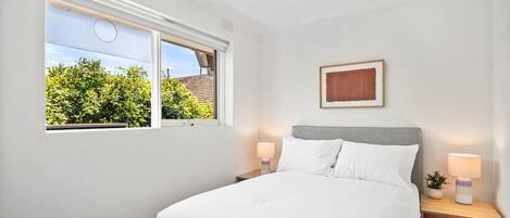 2 عدّة غرف نوم ومكواة/لوح كي وملاءات أسرّة