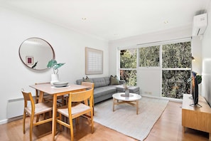Smart TV - Bright 2-Bed Apartment in South Yarra (South Yarra)