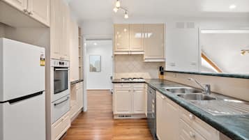 Jääkaappi, mikroaaltouuni, uuni, liesi