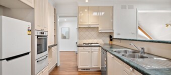 Spacious 4-Bed House with Garden in Doncaster