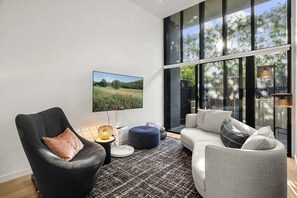 Smart TV - Bright Inner-North Stay with Pool Access (Brunswick East)