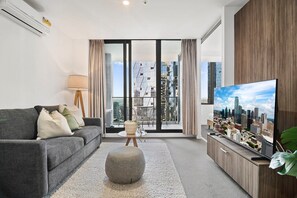 Smart TV - 2-Bed High-Rise Apartment with Pool & Gym (Melbourne)