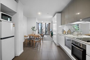 Fridge, microwave, oven, stovetop - 2-Bed High-Rise Apartment with Pool & Gym (Melbourne)