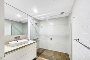 Hair dryer, towels - Stylish Apartment Near Mandurah’s Best Spots (Mandurah)