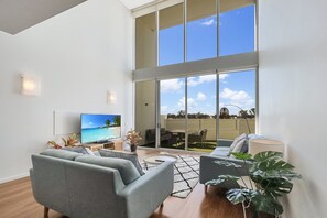 Smart TV - Stylish Apartment Near Mandurah’s Best Spots (Mandurah)