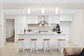 Fridge, microwave, oven, stovetop - Spacious Family Home in Wannanup Mandurah (Wannanup)