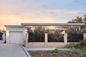 Property grounds - Spacious Family Home in Wannanup Mandurah (Wannanup)