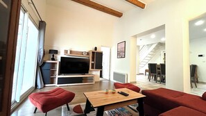 Smart TV, fireplace, books - Air-conditioned Villa Les Oliviers with private pool & office in Saint-Paul-en-Forêt (Saint-Paul-en-Forêt)