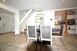 Dining - Air-conditioned Villa Les Oliviers with private pool & office in Saint-Paul-en-Forêt (Saint-Paul-en-Forêt)