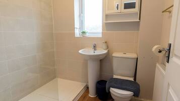 House, 5 Bedrooms, Smoking | Bathroom