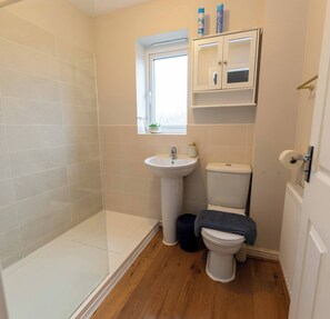 House, 5 Bedrooms, Smoking | Bathroom - Charming 5-bedroom Townhouse in Central Gloucester (Gloucester)